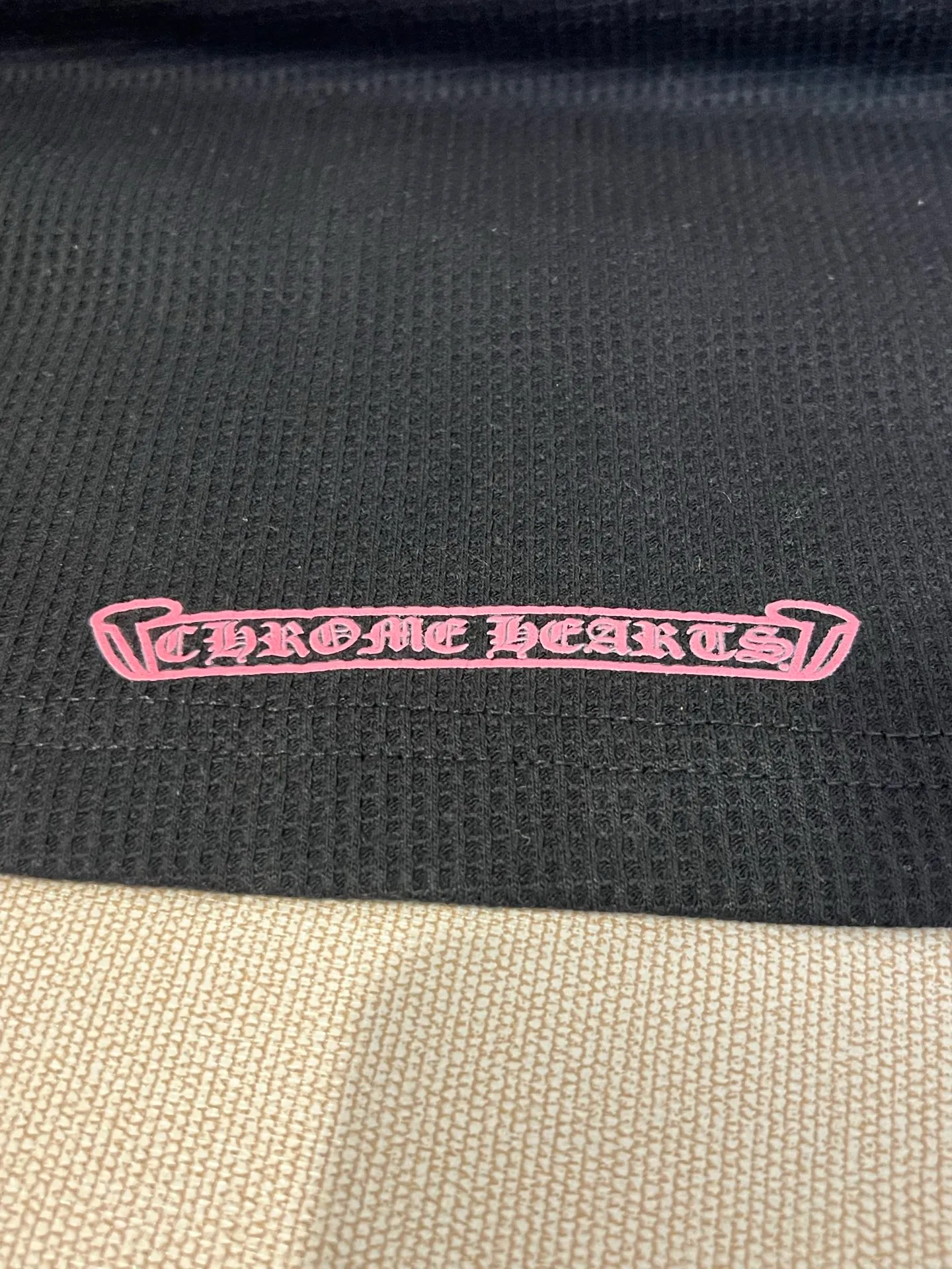 P230 Size: S/M/L single color, same style for men and women Chrome Hearts 22FW Chrome Hearts waffle letter printed long-sleeved T-shirt, the first clues can be seen from the release of Chrome Hearts 25 spring and summer new style📝This year's micro-profile items are definitely the dark horse of the trend The crisp feeling brought by the special nature of waffle fabric coincides with the rising fashion trend in autumn and winter. In addition to layering in autumn and winter, there are already many celebrities/trend bloggers wearing them. Family members with a keen sense of fashion, come and choose! !  ⚠️It is recommended to dry clean or wrap it inside the laundry bag and machine wash it in cold water quickly!